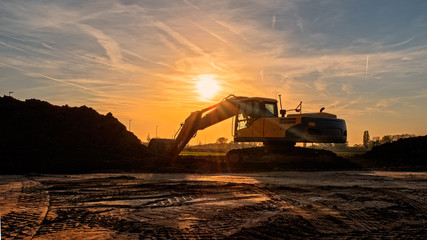 bagger in der abendsonne