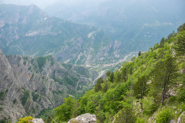 Obraz premium A small village is at the bottom of a deep canyon