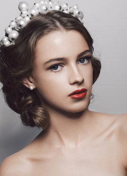 Beautyl girl evening makeup wearing wedding crown