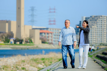 中高年男性と介護