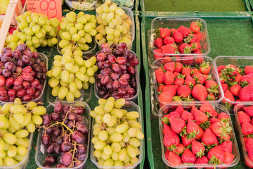 Trauben und Erdbeeren Marktstand