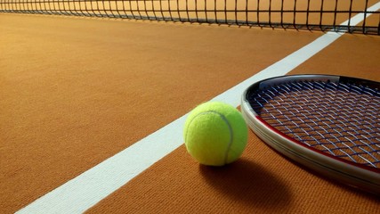 Tennisschläger mit Tennisball auf einem Indoor Tennisplatz