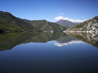 Fototapeta na wymiar mountain reflected on lake