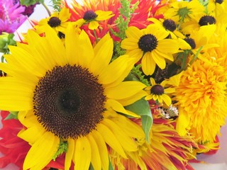 Obraz premium Bouquet of fresh cut flowers in full bloom