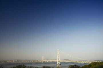 青空バックの明石海峡大橋