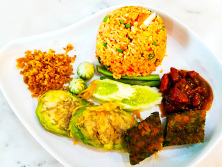 Chilli paste fried rice with fried and raw vegetable, traditional and modern thai food