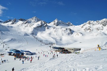 Fototapeta na wymiar Wintersportort und Skigebiet Stubaier Gletscher im Tirol. Station Gamsgarten mit Skilift Eisgrat und Rotadl. Die Berge Stubaier Wildspitze und die Schaufelspitze im Schnee, Winter. 