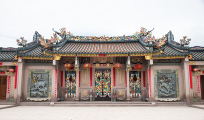 Fototapeta na wymiar Shantou, China-October 21,2017: The Chinese building style, the art on the door and roof are about belief Chinese's god