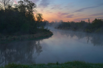 Fototapeta na wymiar Świt nad rzeką