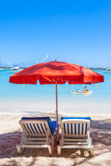 Fototapeta premium parasol sur plage des vacances tropicales, île Maurice