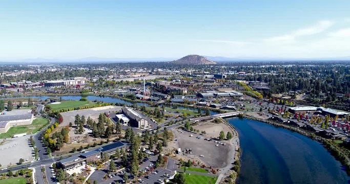 Slow pan over the Deschutes River 