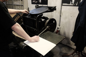 operator at work on old typographic machine - obrazy, fototapety, plakaty