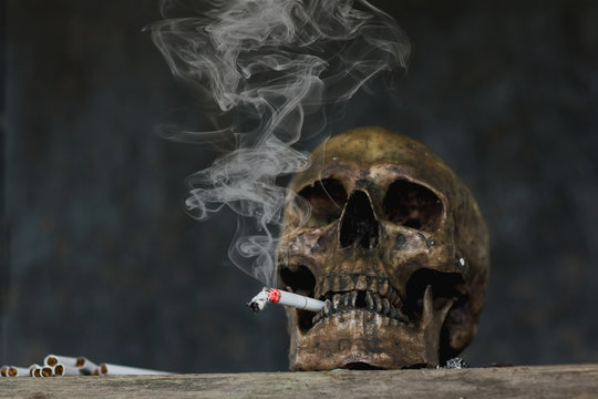 Skull smoking image, human life-threatening concept,Drug paraphernalia