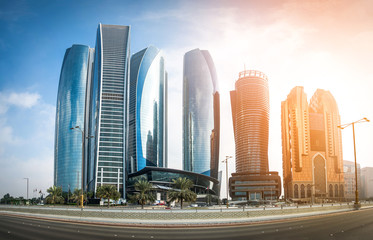 Uitzicht op de wolkenkrabbers van Abu Dhabi tijdens zonsondergang, Verenigde Arabische Emiraten