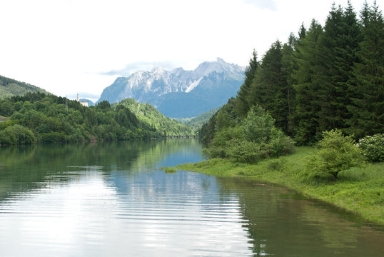 I bei panorami sul lago del centro Cadore a Calalzo,Italia