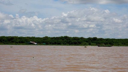 Pfahlhäuser und Boote am Tonle Sap See in Kambodscha