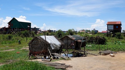 Pfahlhäuser und Boote am Tonle Sap See in Kambodscha