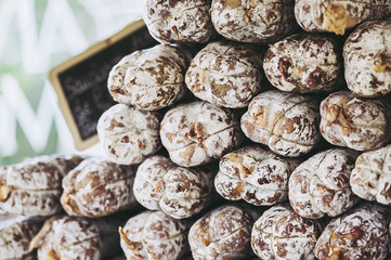 Vente de saucissons sur un marché