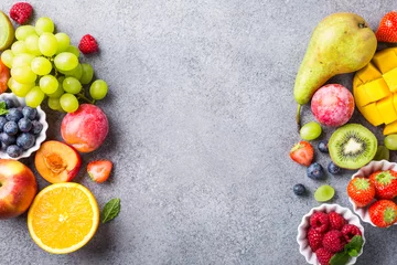 Fototapeten Frische sortierte Früchte und Beeren auf hellgrauem Hintergrund. Bunte saubere und gesunde Ernährung. Essen entgiften. Platz kopieren. Ansicht von oben. © Iryna Melnyk