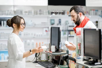 Crédence de cuisine en verre imprimé Pharmacie Man buying medication i the pharmacy
