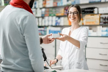 Crédence de cuisine en verre imprimé Pharmacie Pharmacien vendant des médicaments dans le magasin de pharmacie