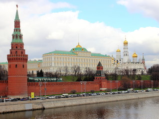 Obraz premium Russia, Moscow, center - view from the Big stone bridge on the Kremlin wall, the Church with Golden domes and towers of red square in the spring against the cloudy sky