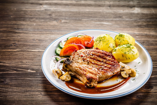 Grilled beefsteak with boiled potatoes and vegetables