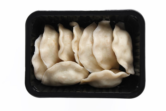Pierogi. Gotowe danie zapakowane w pudełku na biały tle