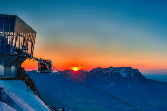 Luftseilbahn im Sonnenuntergang