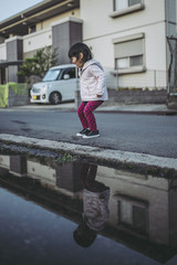 子供と水たまり