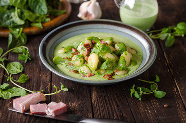 Gnocchi with bacon and basil spinach sauce