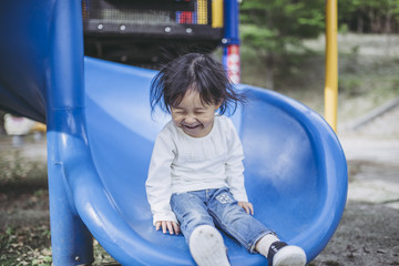 Fototapeta na wymiar 公園で遊ぶ子供