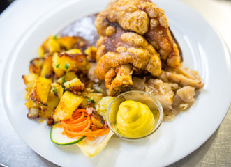 Schweinehaxe mit Bratkartoffeln und Senf