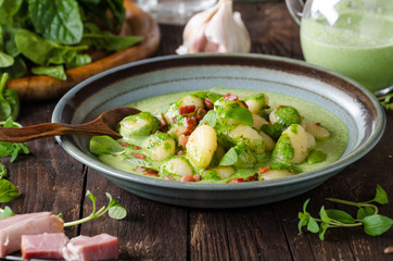 Gnocchi with bacon and basil spinach sauce