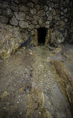 Muros antiguos de piedra y entrada al túnel	
