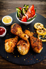 Grilled chicken drumsticks and vegetables