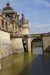 Gros plan sur des éléments architecturaux de châteaux de la renaissance française 