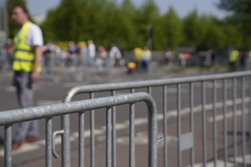 Obraz premium Marathon barrier with blurred people in the background