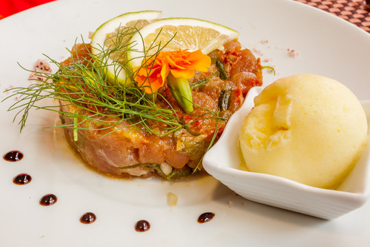 tartare de thon et boule &eacute;pic&eacute;e de glace au citron 