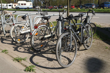 Fototapeta na wymiar Überfüllte Fahrradständer