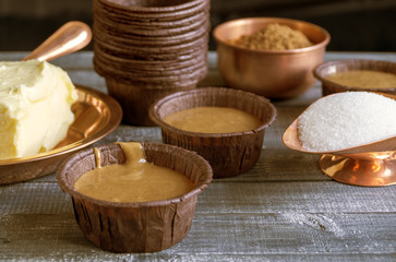 Ingredients for homemade chocolate cupcakes on wooden table.СинонимыРодственные словасообщить об ошибке