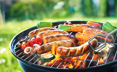 Keuken spatwand met foto Gegrilde worst op de vlammende grill © Alexander Raths