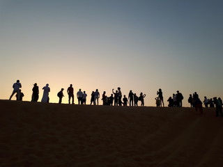 Personen die Sonnenuntergang in der W&uuml;ste fotografieren 