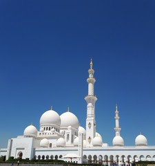 Fototapeta na wymiar Abu Dhabi und die große Moschee 