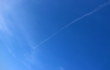 青空に飛行機雲