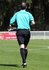 l'arbitre central au football