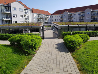 Obraz premium Carports für Autos mit grünem Dach