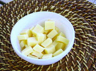 bol de fromage en dés pour apéritif,comté 