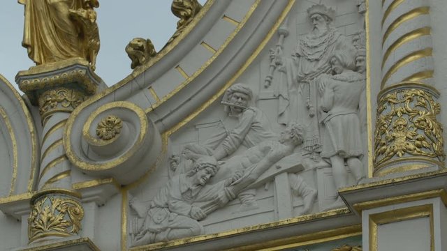 Statues and sculptures on Oude Civiele Griffie
