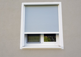 Jalousien vor dem Fenster für mehr Sicherheit